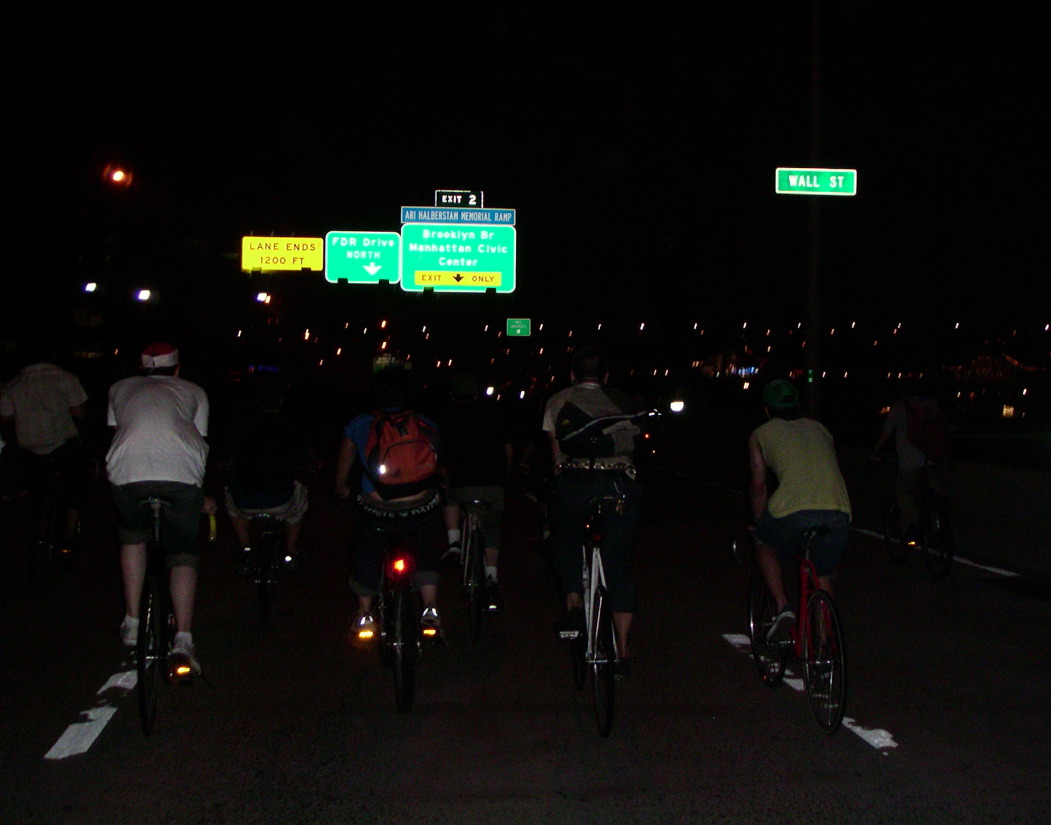 Critical Mass 8/03 goes onto the Brooklyn Bridge